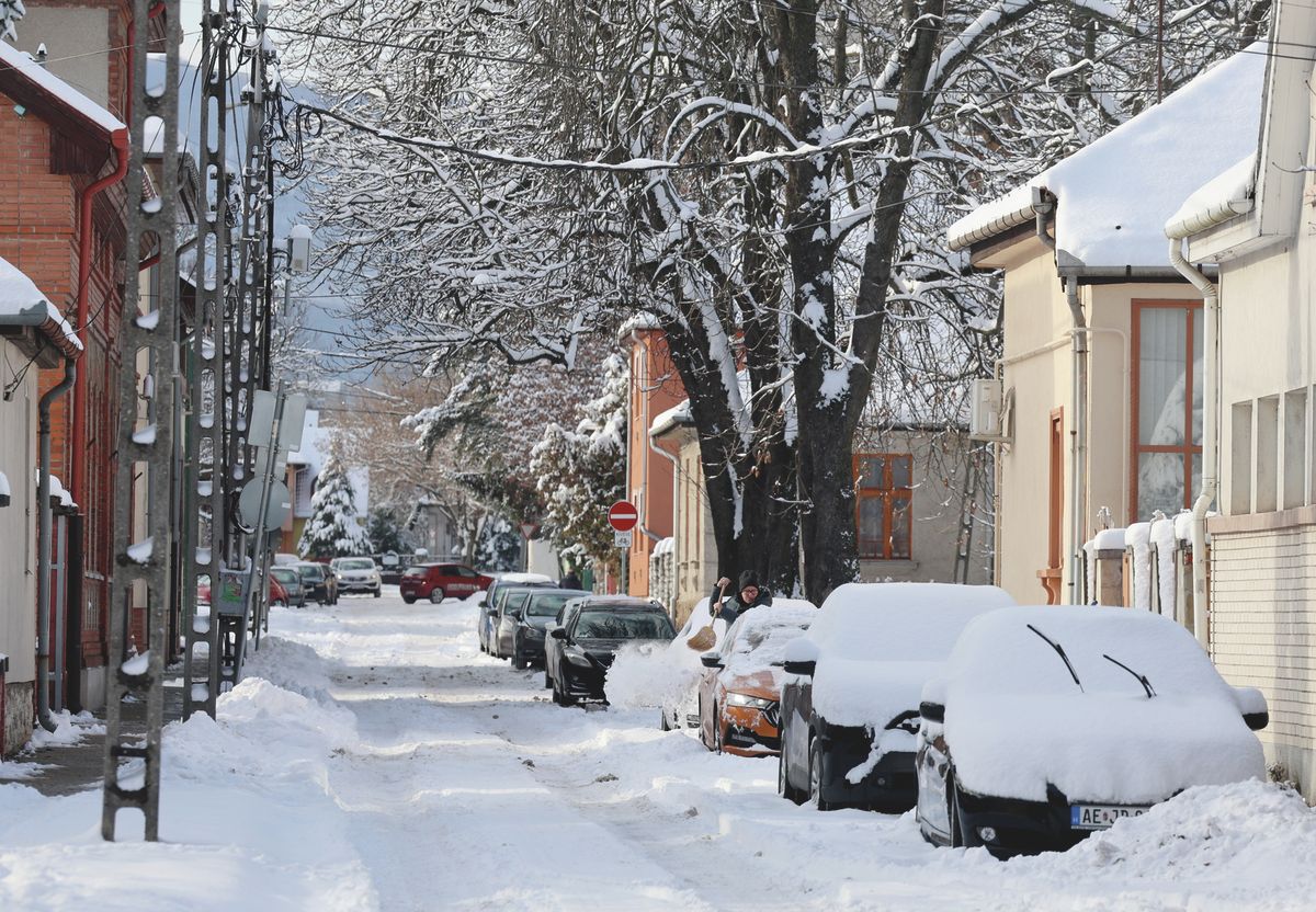 Döntött az első nagy magyar város: ingyenessé teszi a parkolást és a tömegközlekedést a rendkívüli hóhelyzet miatt – ezek a szabályok