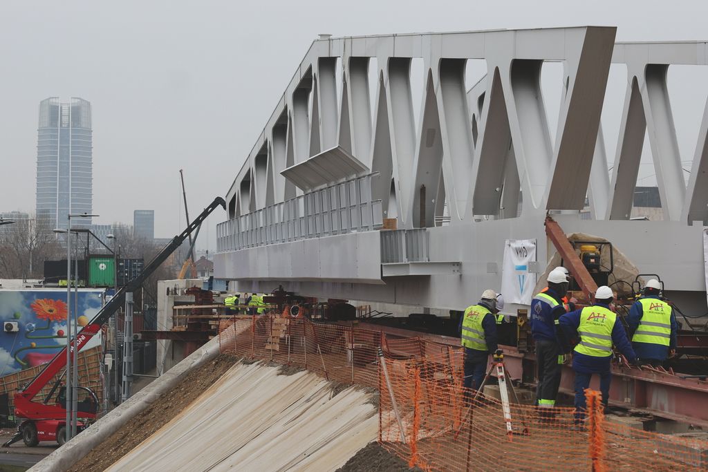 2026. január 28. Gubacsi úti vasúti hídbetolás sajtótájékoztató. Az eseményen bemutatjuk a Budapest-Kelenföld és Ferencváros közötti vasútvonalszakasz kapacitásbővítésének építési munkáit, amelyek a Déli Körvasút II. üteméhez kapcsolódnak, valamint a Guba