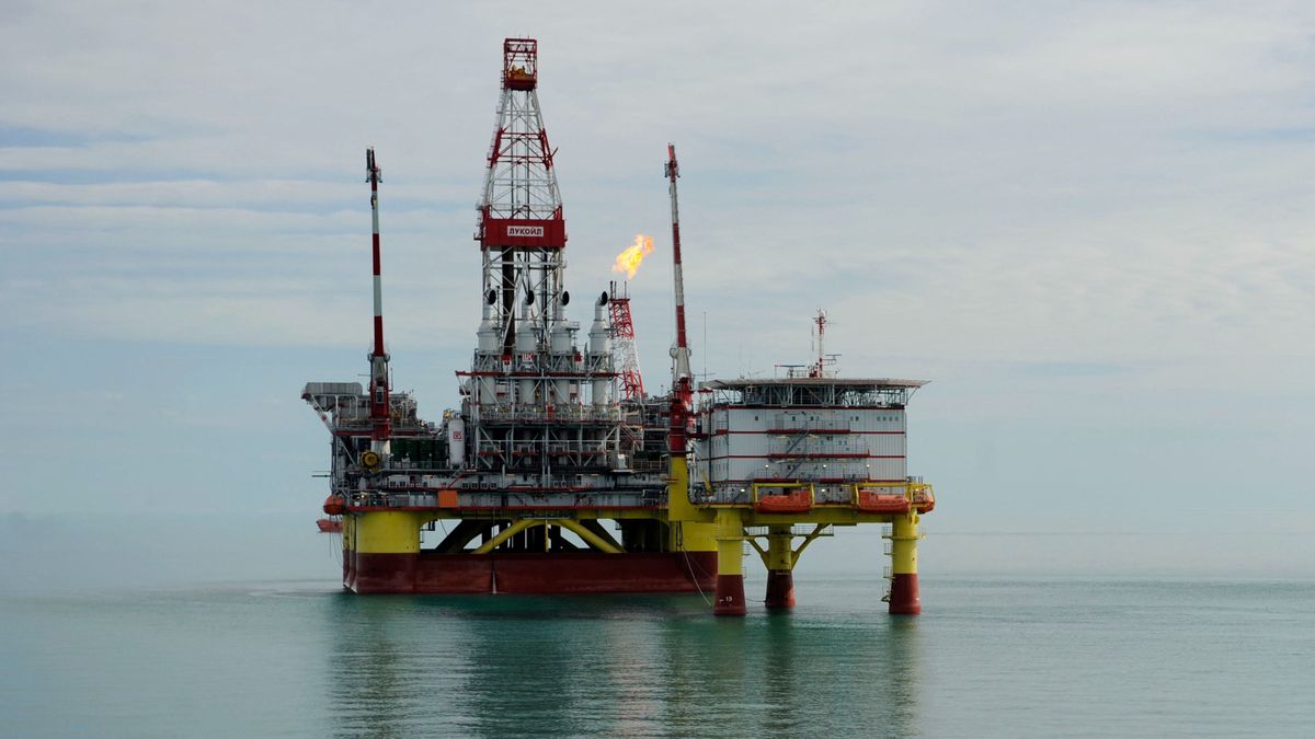 Ukrajna célba vette az orosz hadsereg legfontosabb energiatartalékait – több célpontot bombáztak a Kaszpi-tengeren 