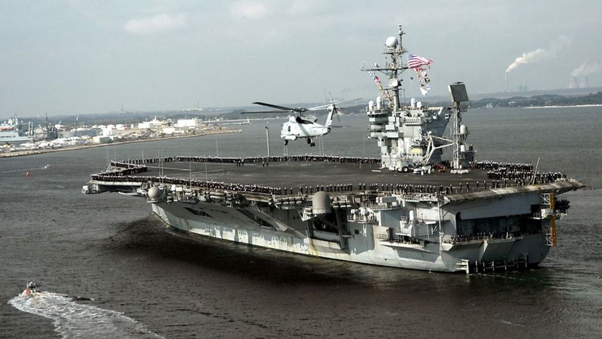 Kint van a nyílt vízen Amerika 100 ezer tonnás atomszörnye, most meglátják, hogyan viselkedik, ha odalépnek neki –  videó 