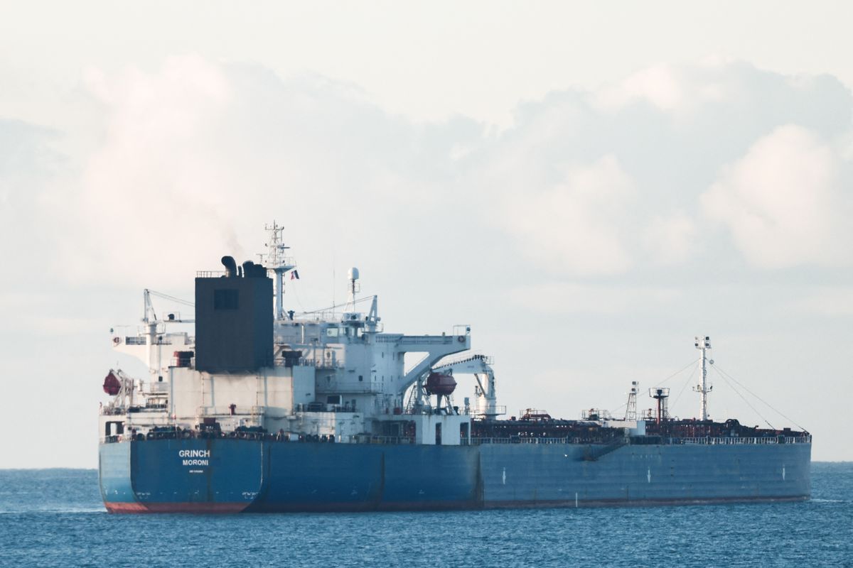 Lefogták a tankhajó kapitányát, a franciák nem tréfálnak, Macron kimondta: nem könyörülünk