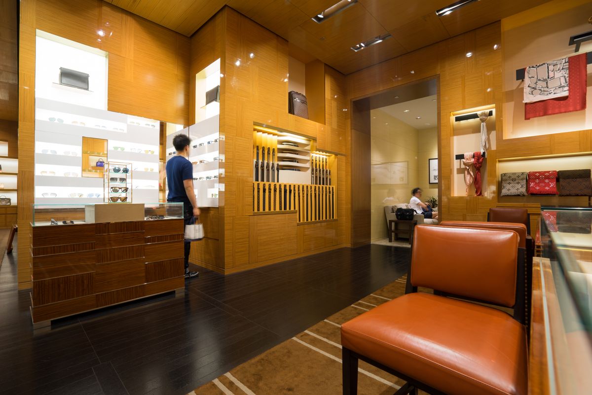 luxus Shanghai,china,-,Jun.18,,2016:,Inside,The,Louis,Vuitton,Store.,Louis