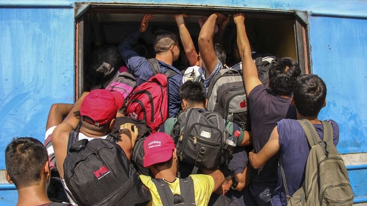 Vissza kell szerezni a kontrollt Brüsszeltől: Orbán Balázs elmondta, nem nagy ár a napi egymillió euró a migránsok távoltartásáért, de tudnánk hasznosabb dolgokra költeni ezt a pénzt 