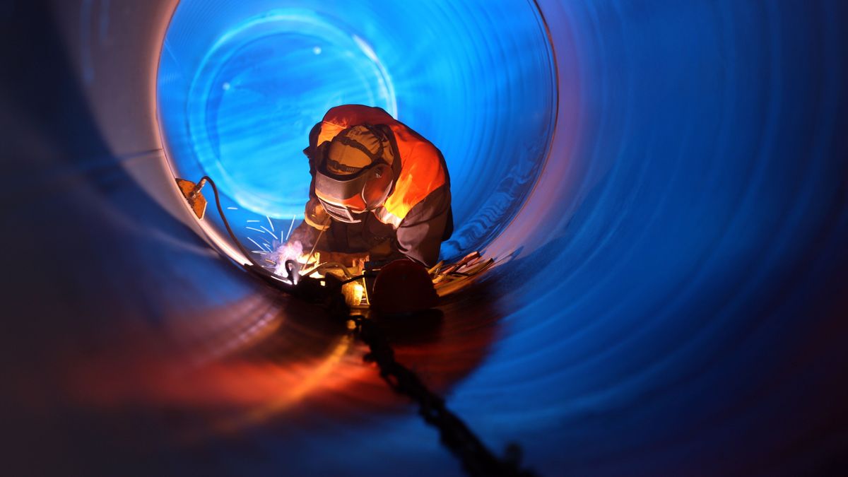 A Dunaferr árnyéka vetül Romániára, a Liberty Galaț (galaci) ellen ugyanis sikkasztás és adóelkerülés gyanújával folyik nyomozás.  Person,Wearing,Welding,Mask,Welding,A,Circular,Pipe,From,The