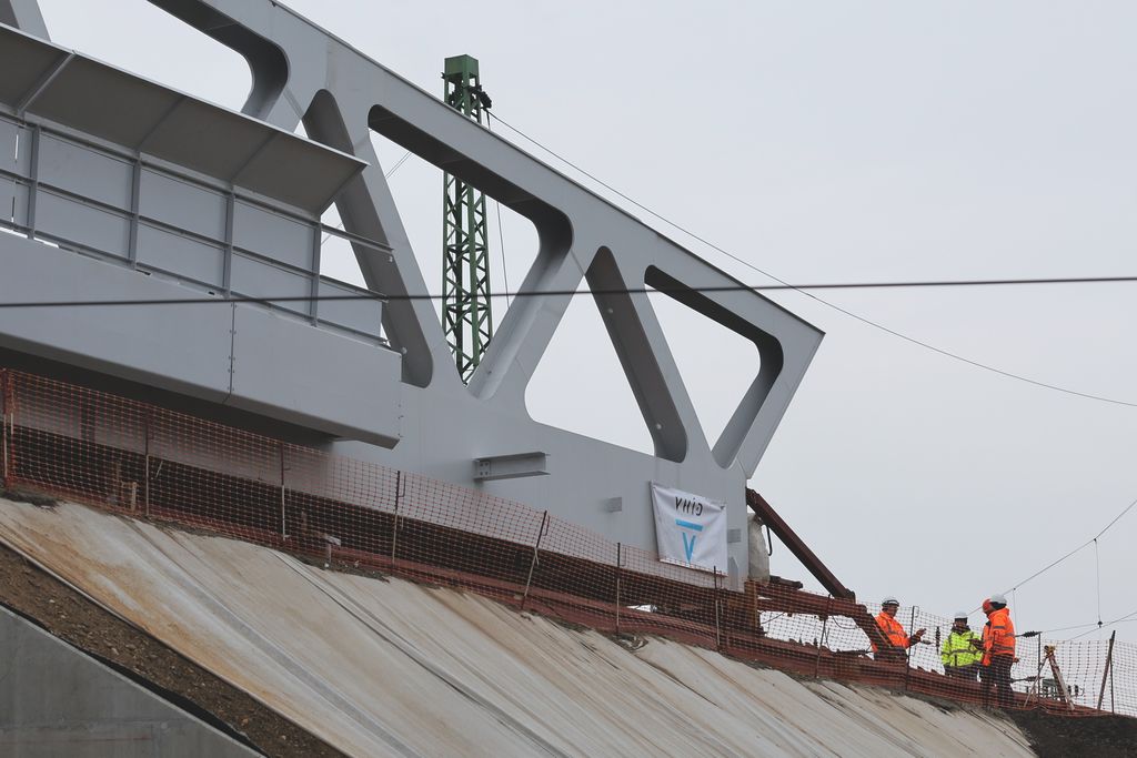 2026. január 28. Gubacsi úti vasúti hídbetolás sajtótájékoztató. Az eseményen bemutatjuk a Budapest-Kelenföld és Ferencváros közötti vasútvonalszakasz kapacitásbővítésének építési munkáit, amelyek a Déli Körvasút II. üteméhez kapcsolódnak, valamint a Guba