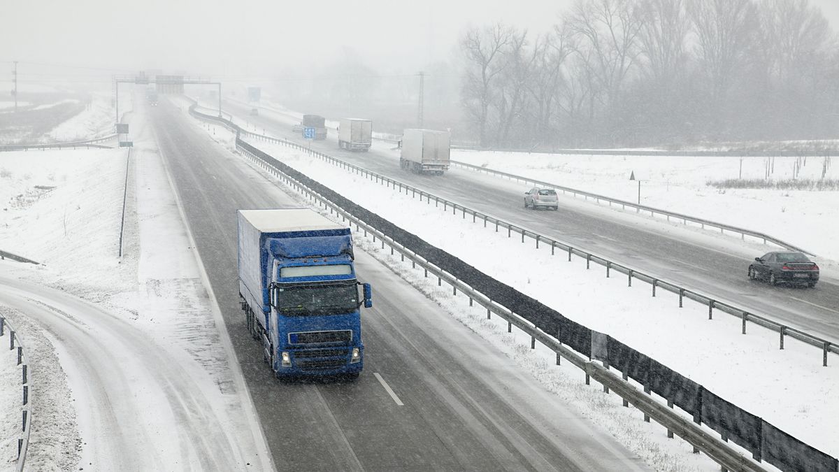 Döntött az első ország: lezárta a határait Magyarország felől a havazás miatt – nem engedik át a kamionokat, akcióban a rendőrök 