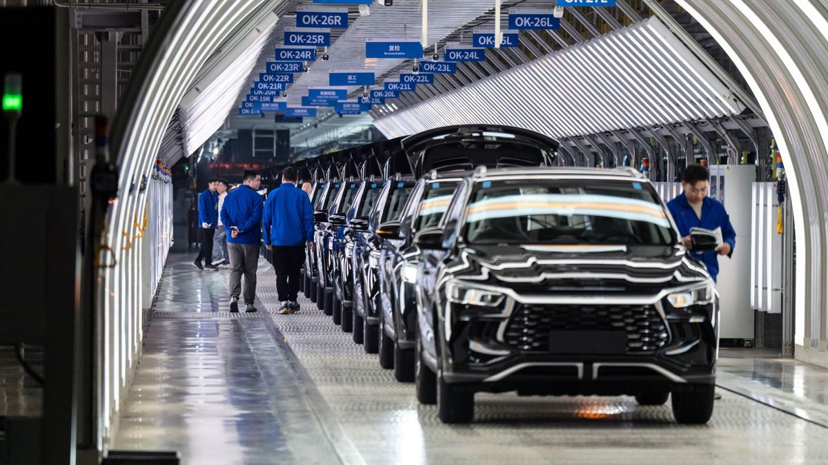 Egyetlen példa megmutatja, miért van borzasztó nagy bajban Európa: Kína fillérekért adja a csúcsmodern autókat, amiket az EU-ba még csak be se hoznak 