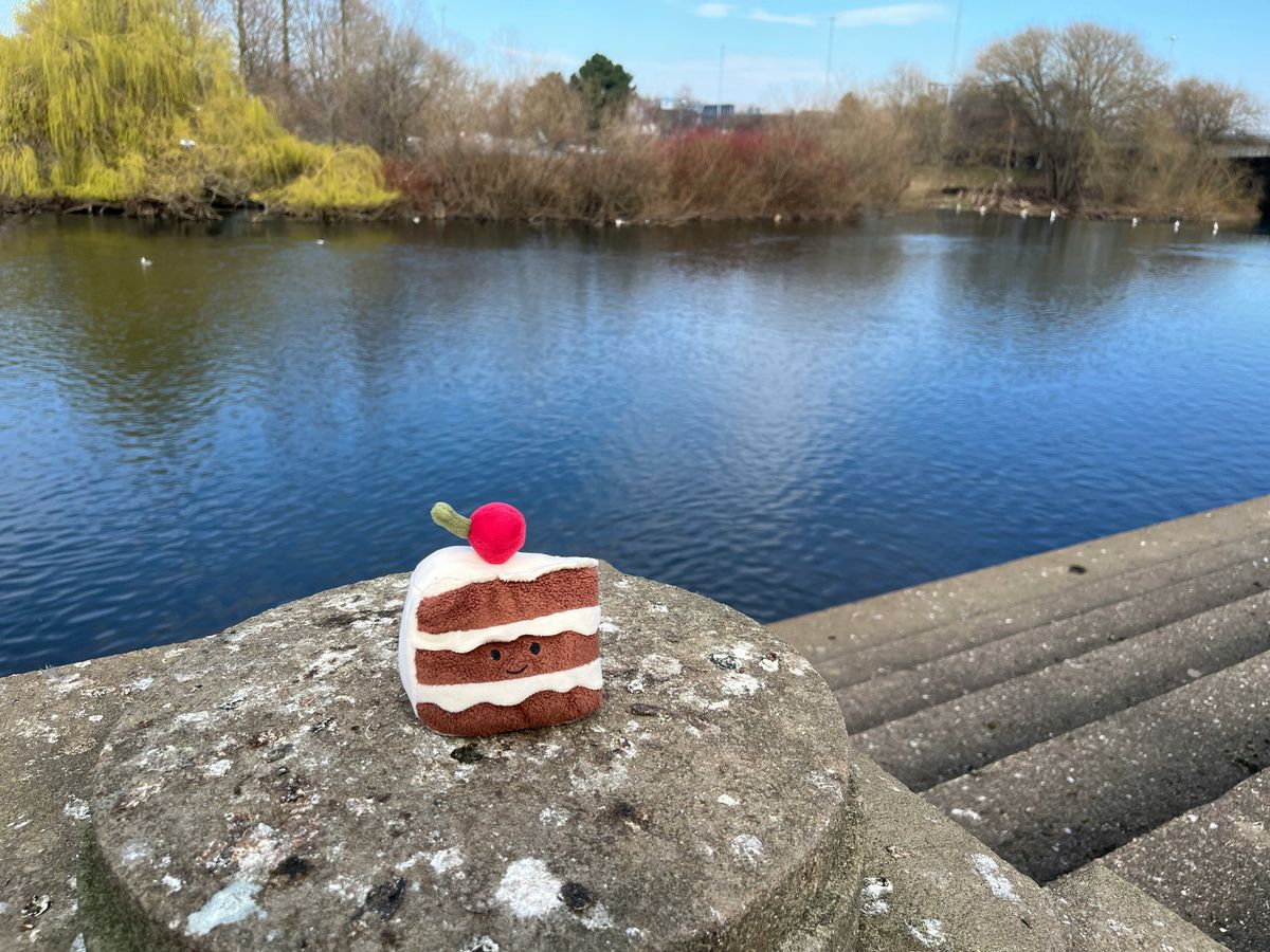 Egy tortaszeletet formázó Jellyc magyar at magyar  plüssjáték (illusztráció)