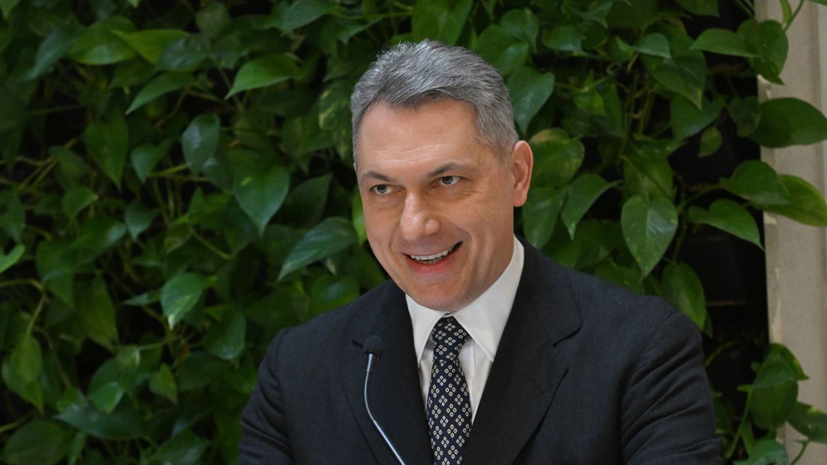 Lázár János váratlanul átadta az Építési és Közlekedési Minisztérium irányítását, ő veszi át – ez az indok 