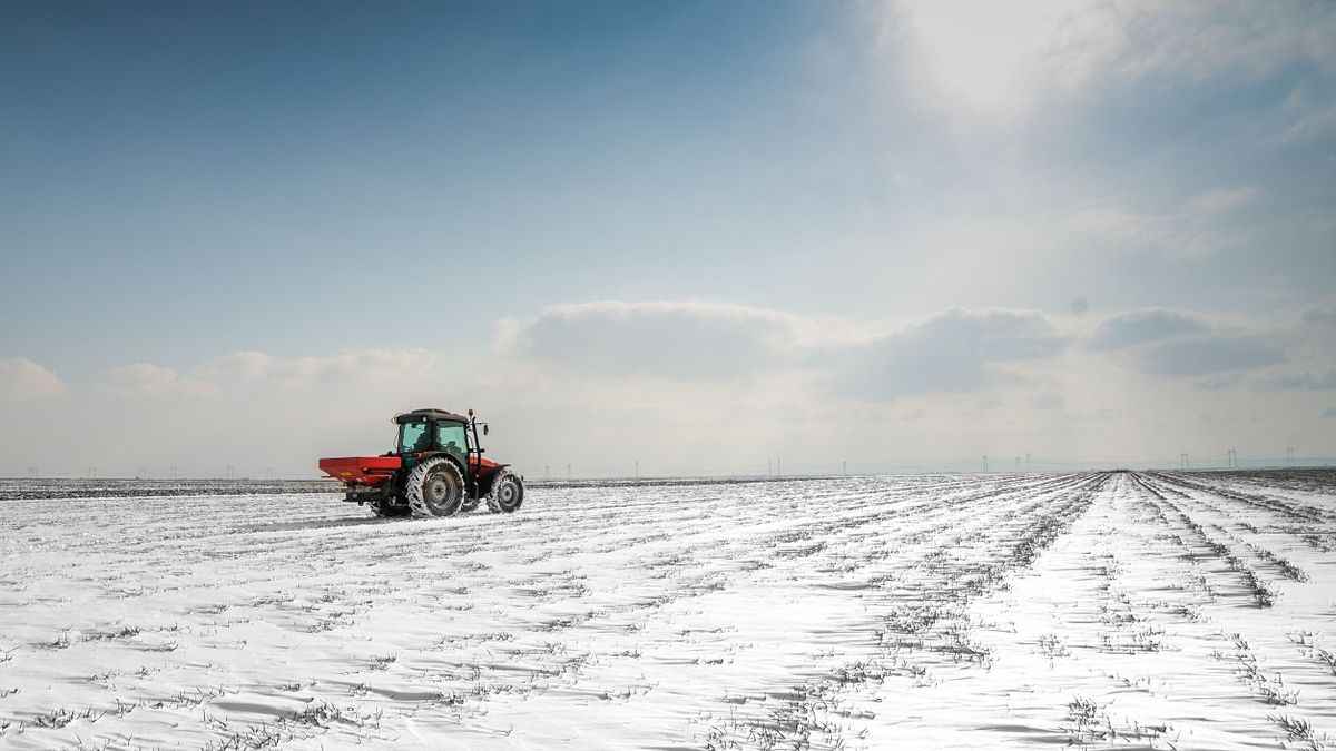 Farmer,With,Tractor,Seeding, francia owing,Crops,At,Agricultural,Fields, szántóföld, havas szántóföld, traktor hó,