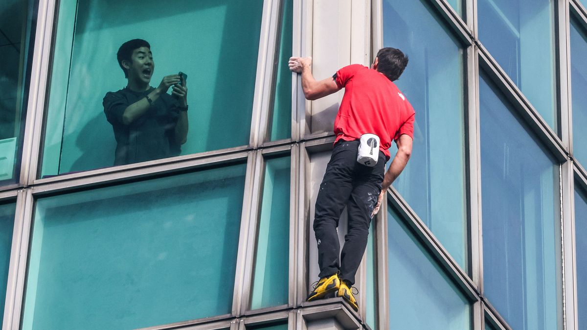 Biztosítás nélkül, úgynevezett szólómászással mászta meg Alex Honnold amerikai sziklamászó, extrémsportoló Tajvan fővárosában az 508 méter magas Taipei 101 felhőkarcolót. Fotó: I-HWA CHENG