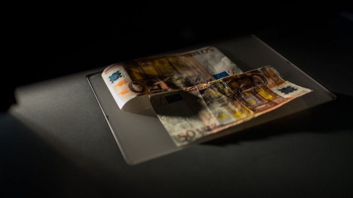 Újabb csontváz dőlt ki a szekrényből, évtizedek óta nem tud kilábalni a botrányokból a legnagyobb német bank - most pénzmosás miatt razziázott náluk a rendőrség - a szálak Oroszországba vezetnek 