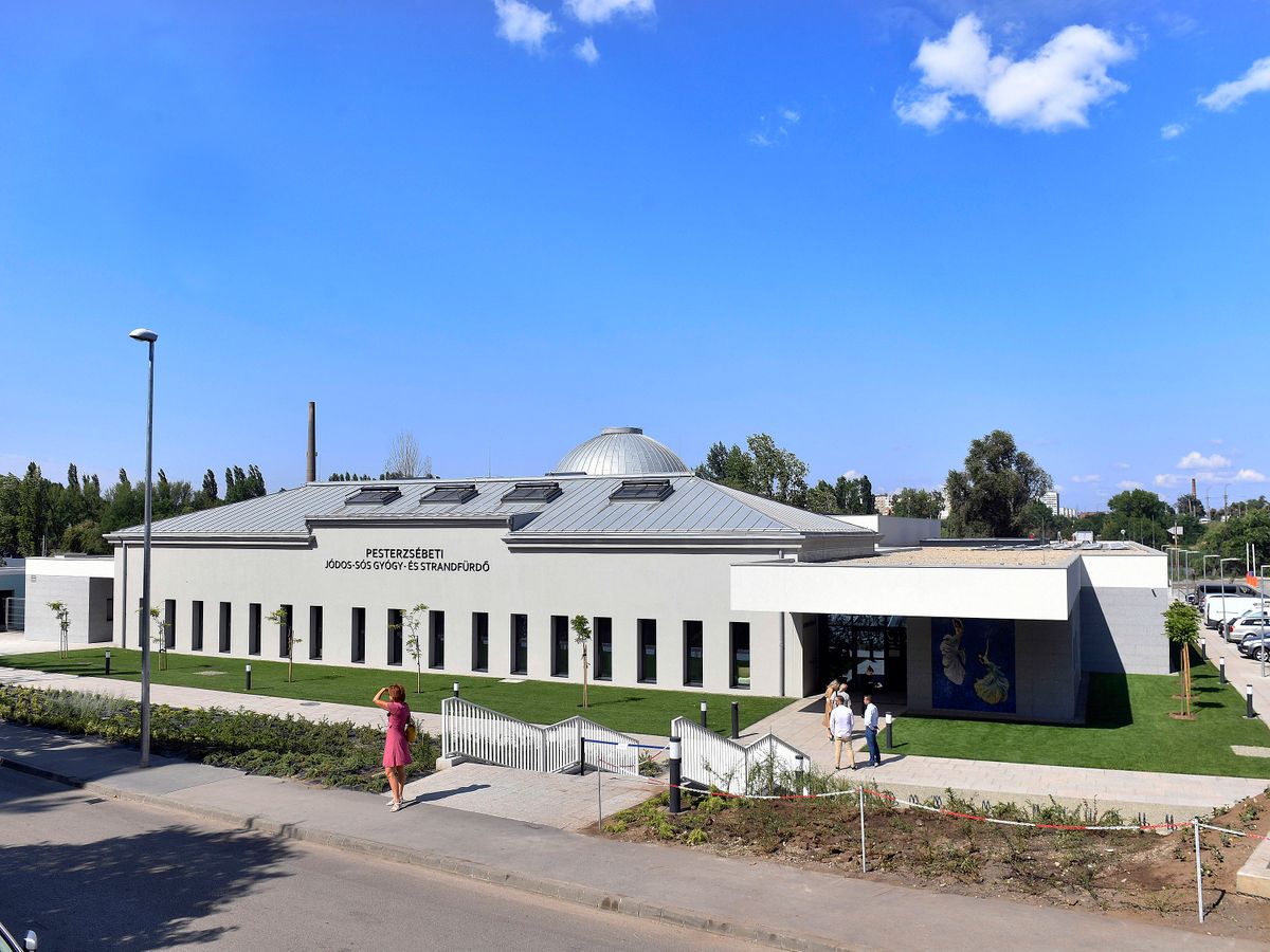 A Pesterzsébeti strandfürdő Budapest egyetlen jódos-sós vizű gyógyfürdője, ahol a fürdőkupon által biztosított kedvezmény 2026. december közepéig érvényes Fotó: MTI/Máthé Zoltán