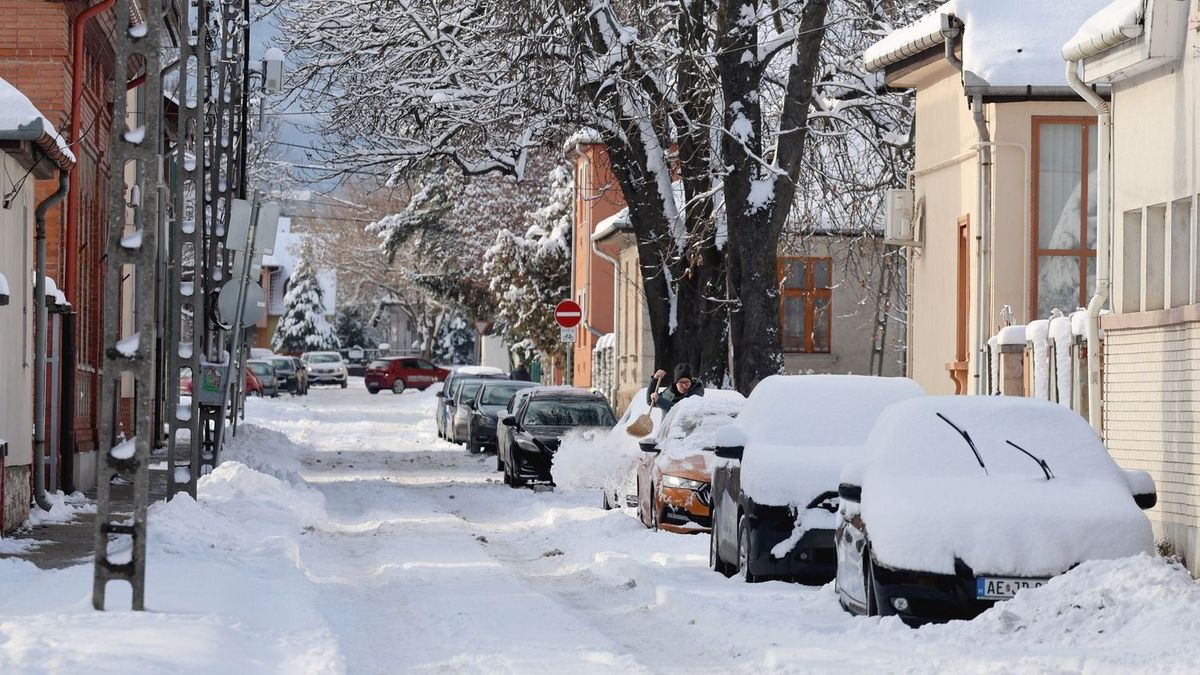 Döntött az első nagy magyar város: ingyenessé teszi a parkolást és a tömegközlekedést a rendkívüli hóhelyzet miatt – ezek a szabályok