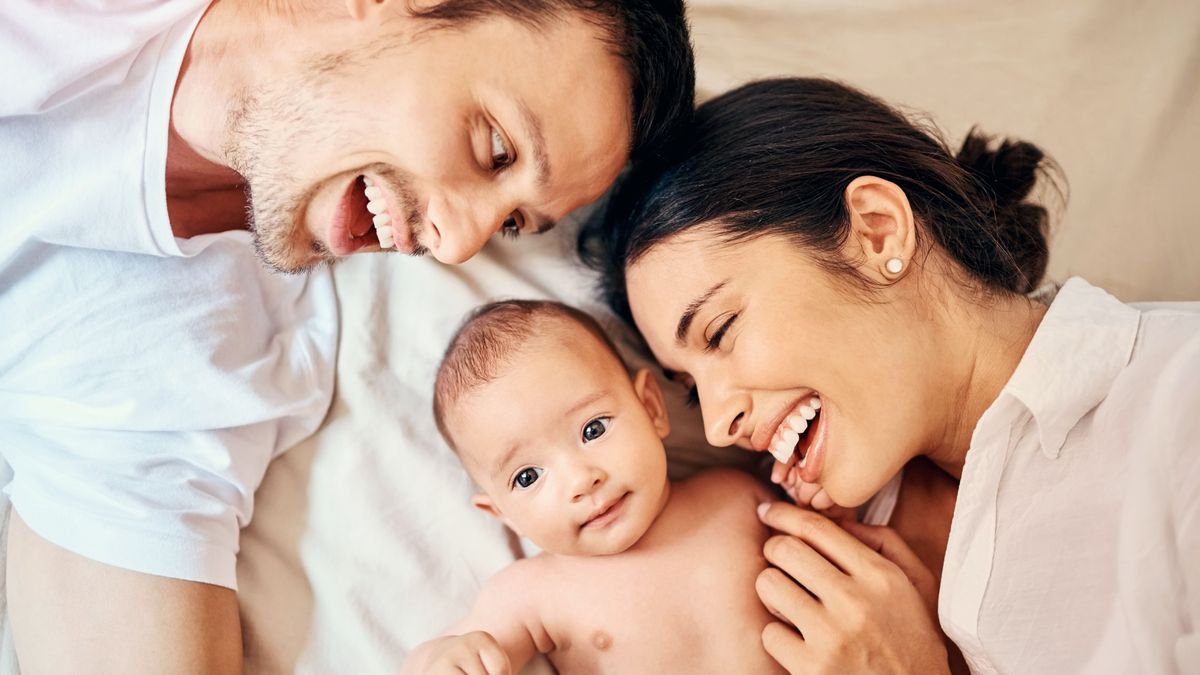 Mom,,Dad,And,Baby,In,Bedroom,Above,For,Mothers,DaybabakötvényHelyzetkép