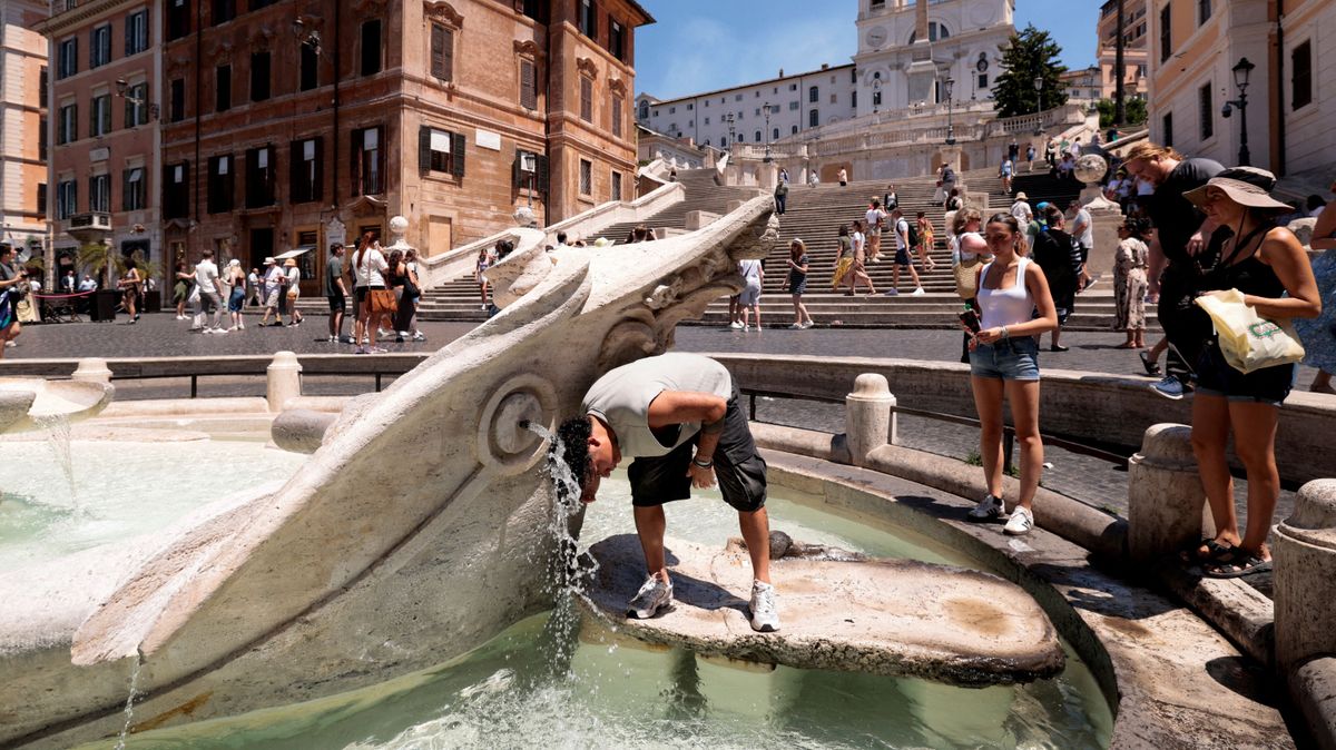Eddig ez ingyen volt, de hétfőtől fizetni kell érte az egyik kedvenc országukban – kerítéssel zárják el a világhírű látványosságot
Olaszország, Róma, Trevi-kút