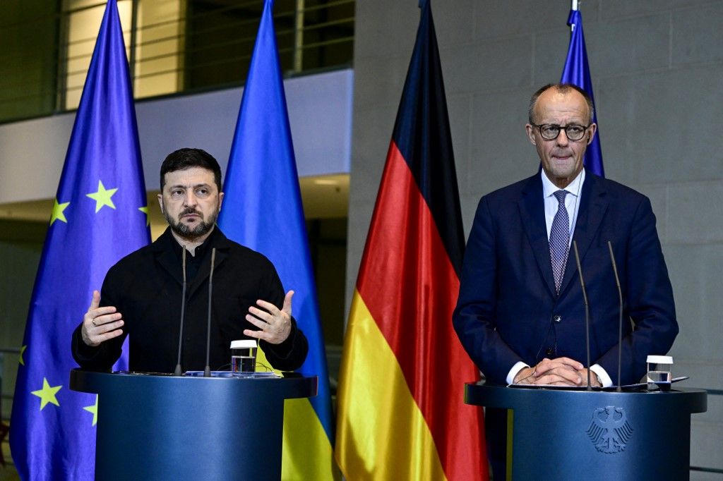 Volodimir Zelenszkij, Ukrajna elnöke (b) és Friedricz Merz, Németország kancellárja (j)