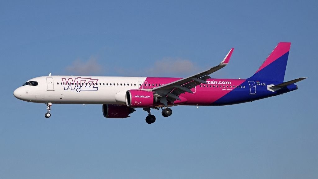 Diverse aircraft landing at Barcelona Airport, wizz air
