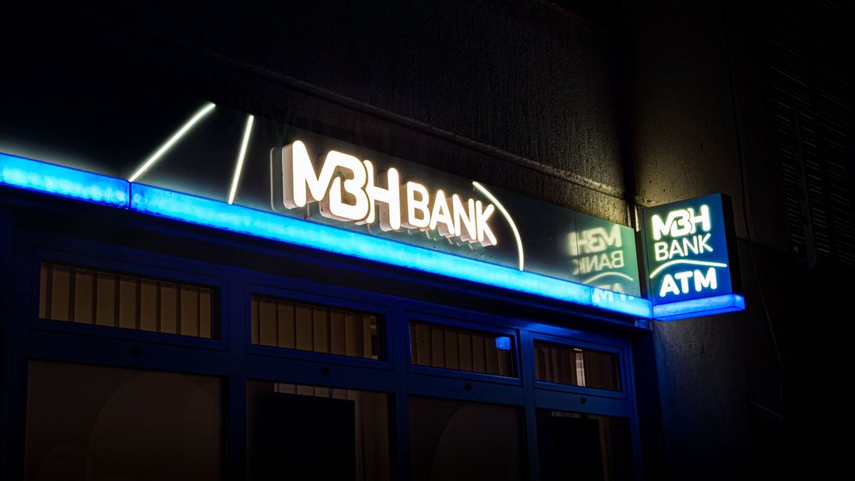 Balatonboglár,,Hungary,-,21th,August,2025:,Night,View,Of,The Újraindultak az MBH Bank rendszerei