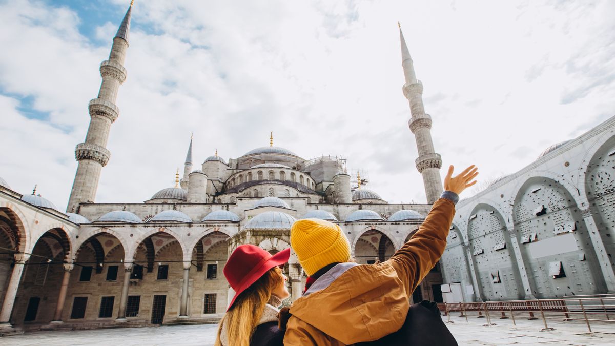 A,Young,European,Couple,Walks,In,The,Courtyard,Of,The Szerbiában megépülhet Európa legnagyobb mecsete