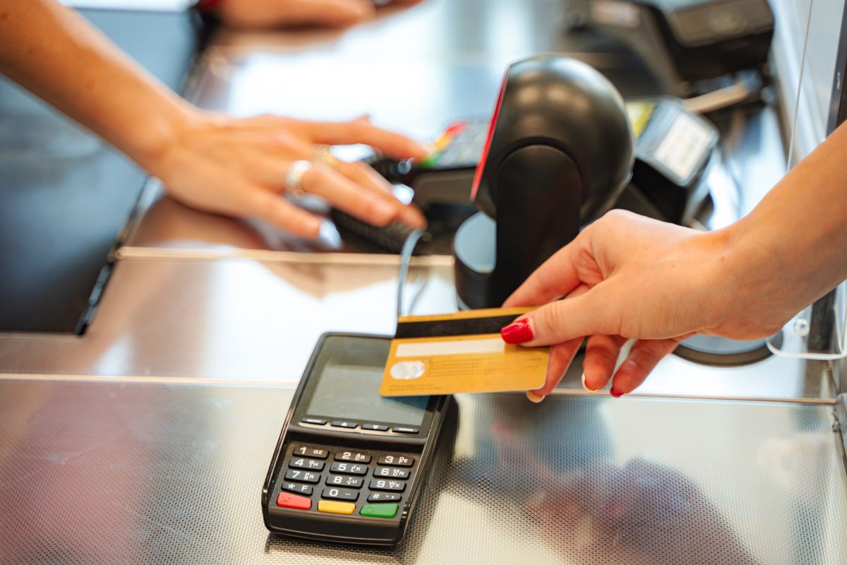 Rekordpénzek mozognak Magyarországon, és a csalók is rekordtempóra kapcsoltak – elképesztő mennyi bankkártyás fizetés történt három hónap alatt