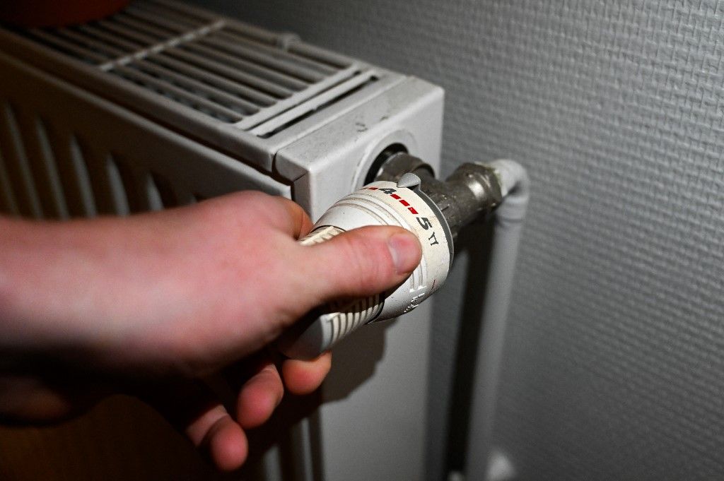 FRANCE-WINTER-COLDWAVE-GAS-RADIATOR-HEATING-THERMOSTAT-LYON Nagyobb a baj Kazincbarcikán, mint hitték: nem tudják visszaindítani a fűtést, várni kell Kazincbarcika