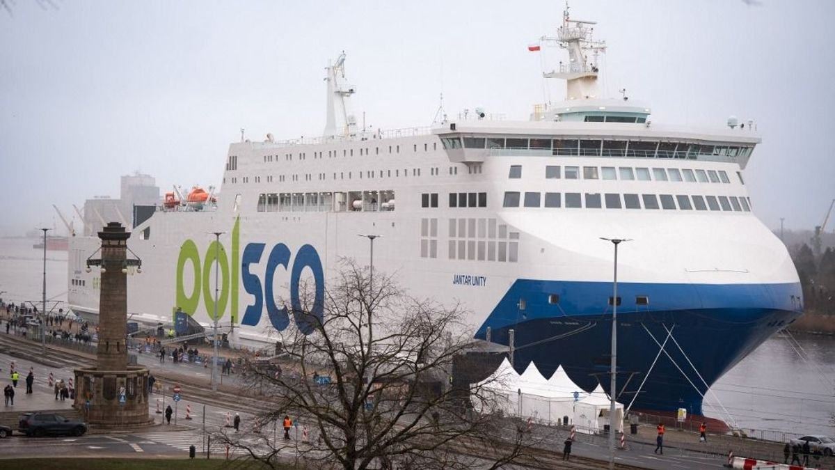 Botrány: átadták a lengyelek új, 100 milliárdos óriáshajóját, kiderült, hogy egy másik ország zászlója alatt közlekedik – videón a Jantar Unity 