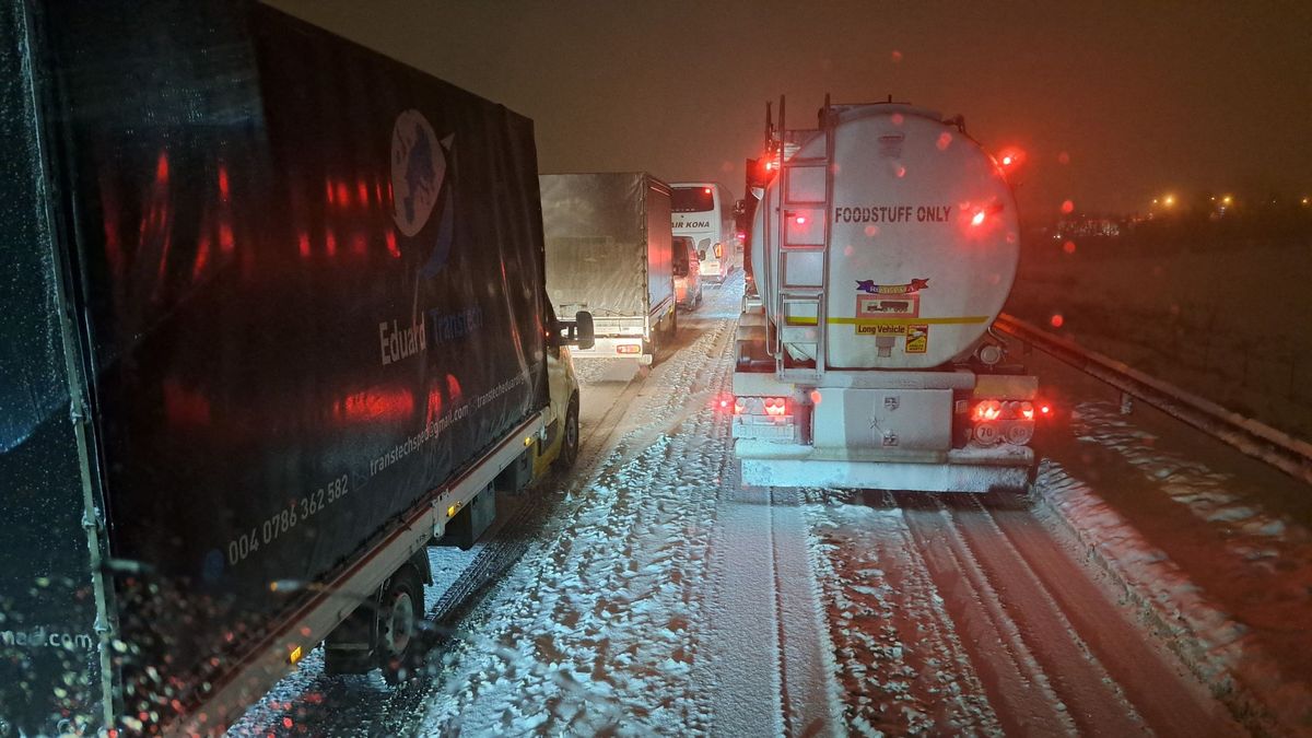 Rendkívüli hóhelyzet: megbénult az ország legfontosabb autópályája – teljesen megváltozik a forgalmi rend 
