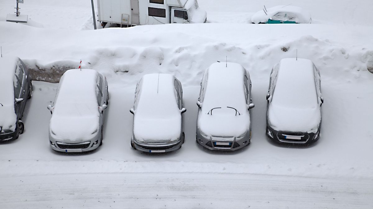 Egyre több városban ingyenes a parkolás a hó miatt 