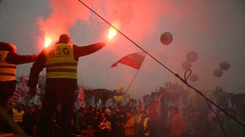 Állítsátok meg Von der Leyent, követelik a tüntető gazdák az Európai Parlamentnél