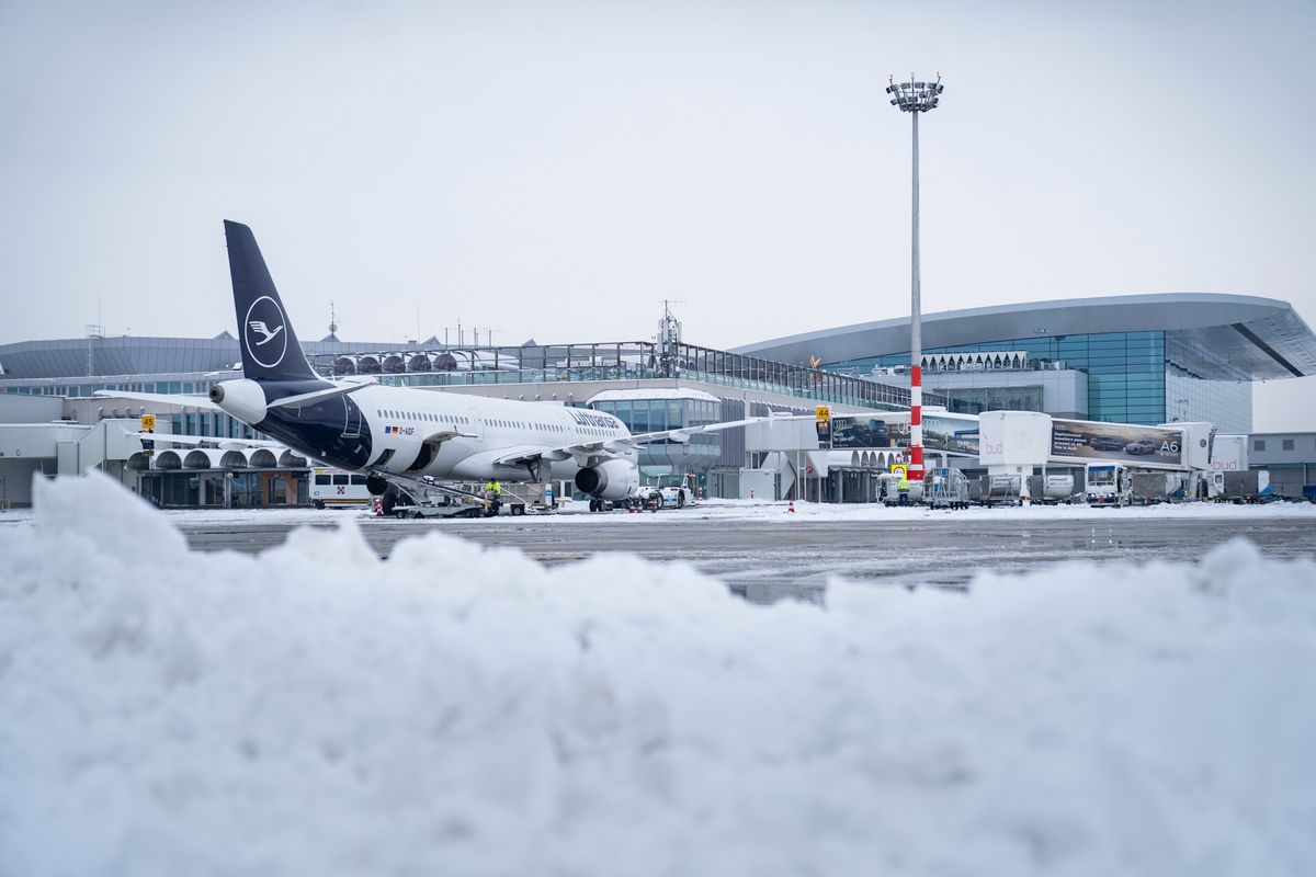 A régióban elsőként nyitott újra Ferihegy: mindkét futópályát felszabadítottak, ismét indulhatnak és érkezhetnek a járatok