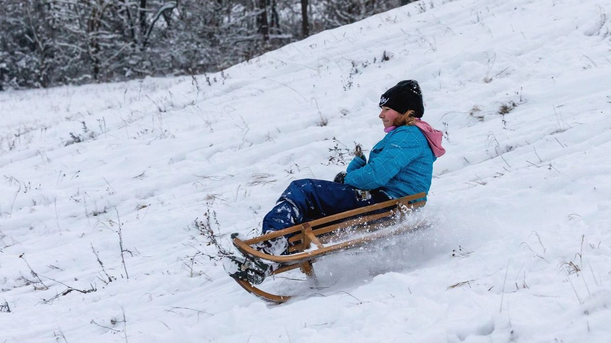 Szánkóhiányt hozott a havazás, felpörgött a téli árucikkek forgalma 
