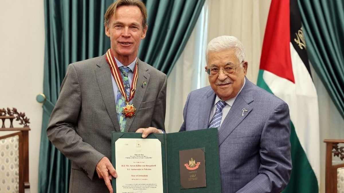 Megtalálták Szendi Romulusz uniós megfelelőjét, "Free Palestine" – hangoztatta a siklóernyős EU-nagykövet, és támadt a Hamász 