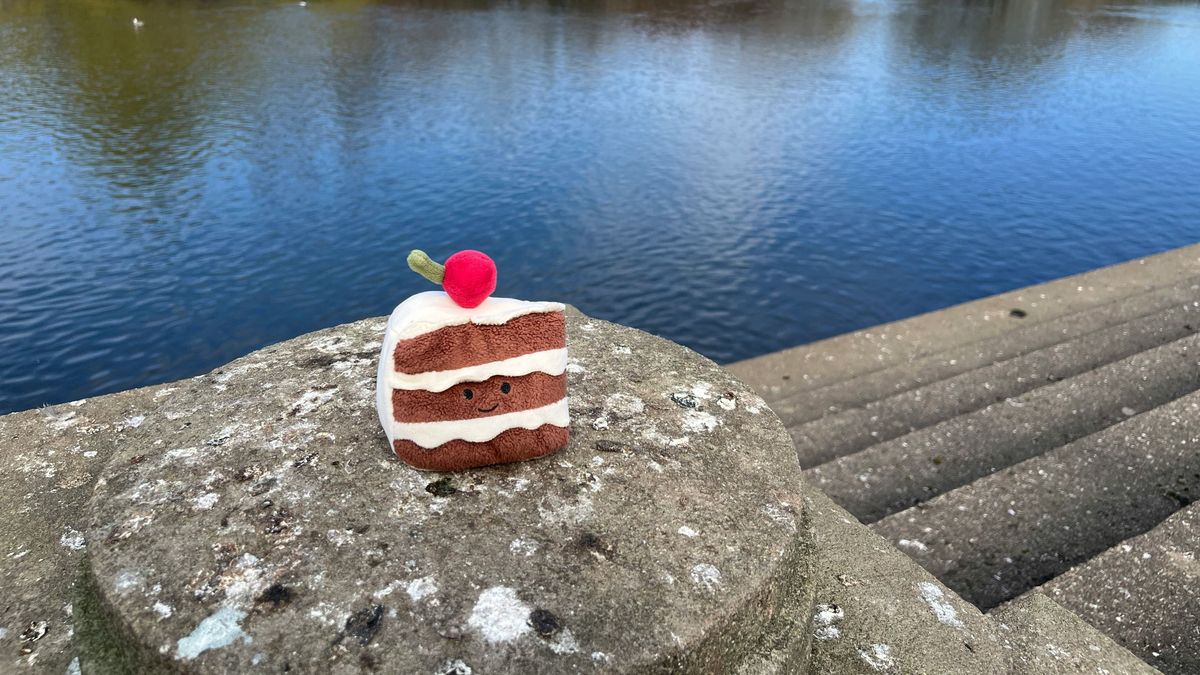 Egy tortaszeletet formázó Jellycat plüssjáték (illusztráció)