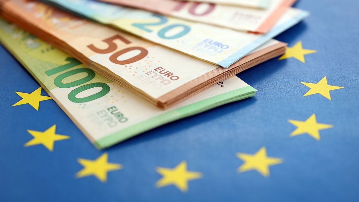 bolgár euró, European,Eur,Currency,Money,Bills,On,Euro,Union,Blue,Flag