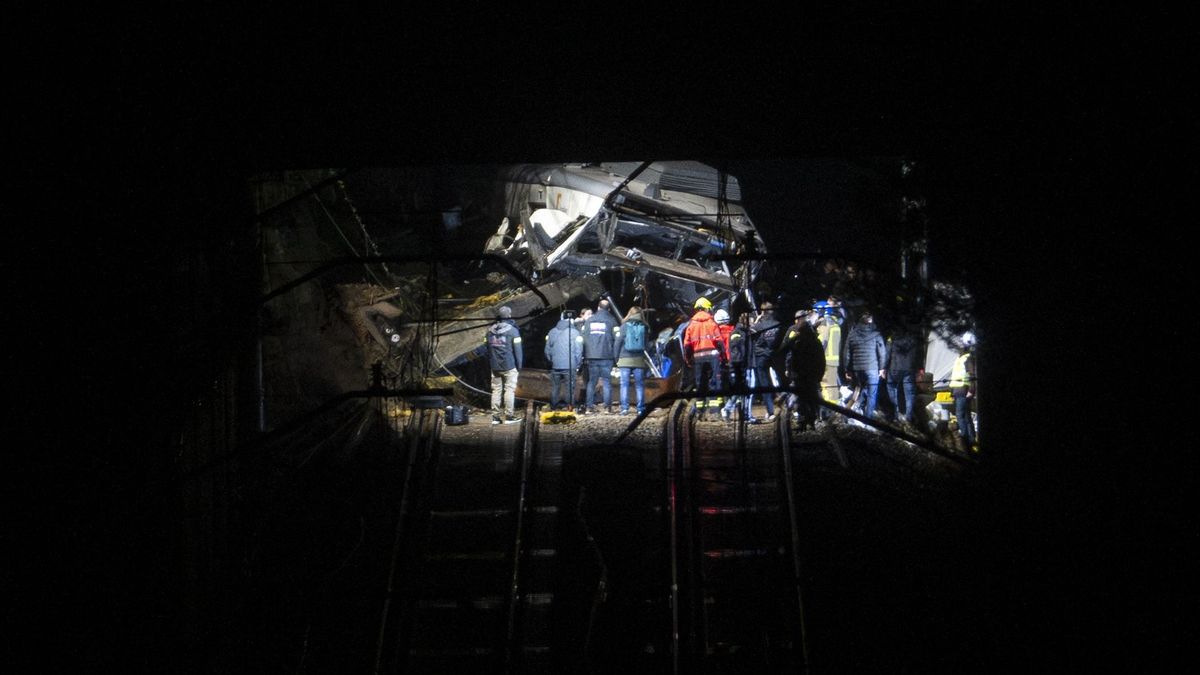 Újabb vonatbaleset Spanyolországban: a helyszínen a mentőalakulatok – minden leomlott, ezt képtelenség volt kivédeni 
