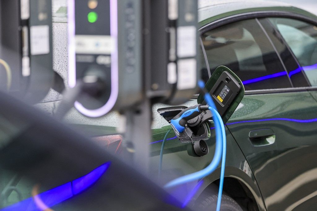 Electric car charges at charging station Németország újraindítja az elektromos autók állami támogatását