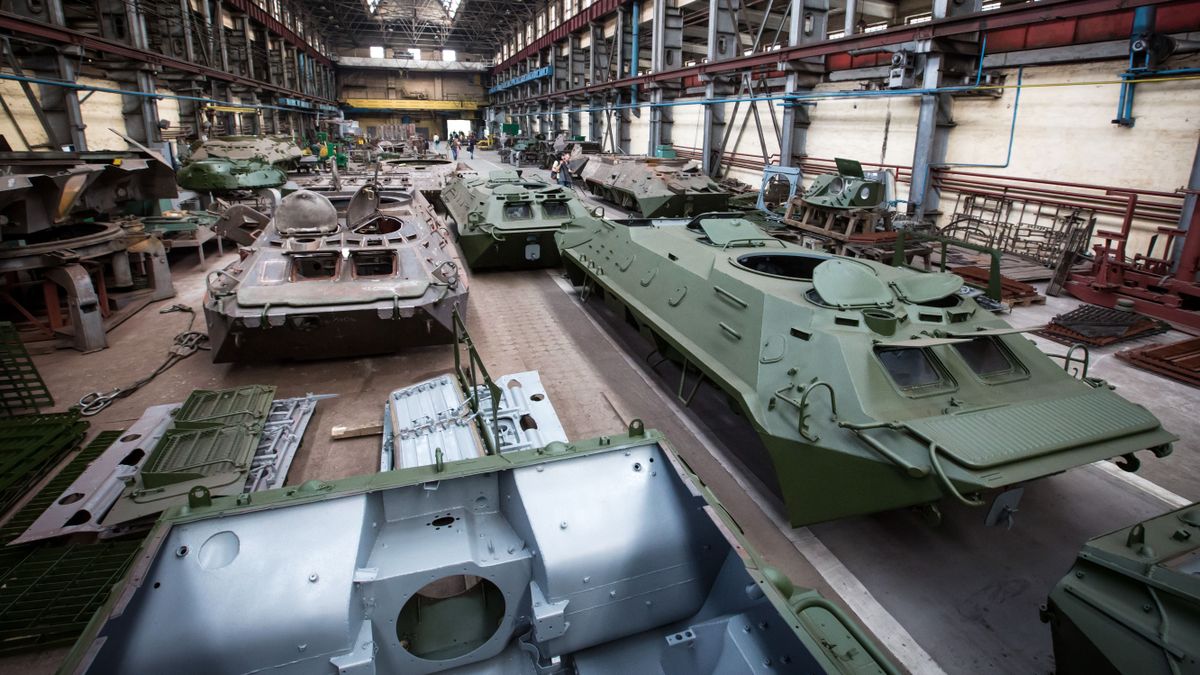 Nagyon rossz hír Ukrajnának, Putyinnal madarat lehet fogatni: az utolsó pillanatban megkapták az új szupertankokat az oroszok a frontra – videón az "Áttörés" 