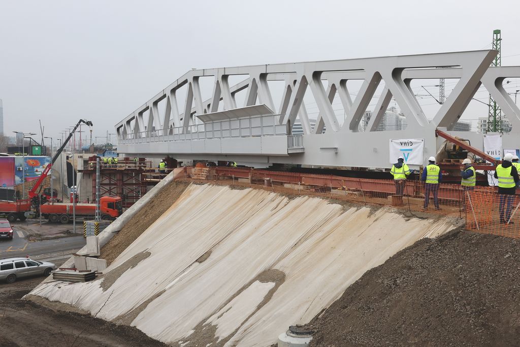 2026. január 28. Gubacsi úti vasúti hídbetolás sajtótájékoztató. Az eseményen bemutatjuk a Budapest-Kelenföld és Ferencváros közötti vasútvonalszakasz kapacitásbővítésének építési munkáit, amelyek a Déli Körvasút II. üteméhez kapcsolódnak, valamint a Guba