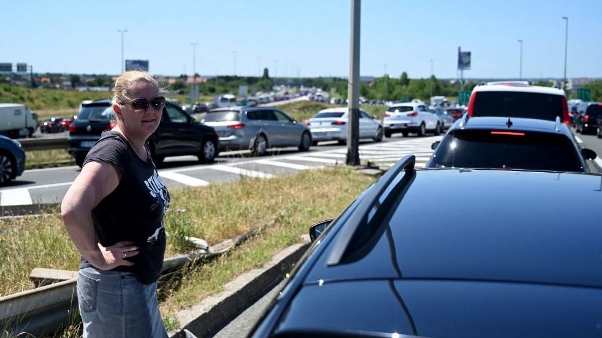 Siralmas számok érkeztek a magyarok vágyott országából: minden hatodik járművel ki se lehet menni az útra 