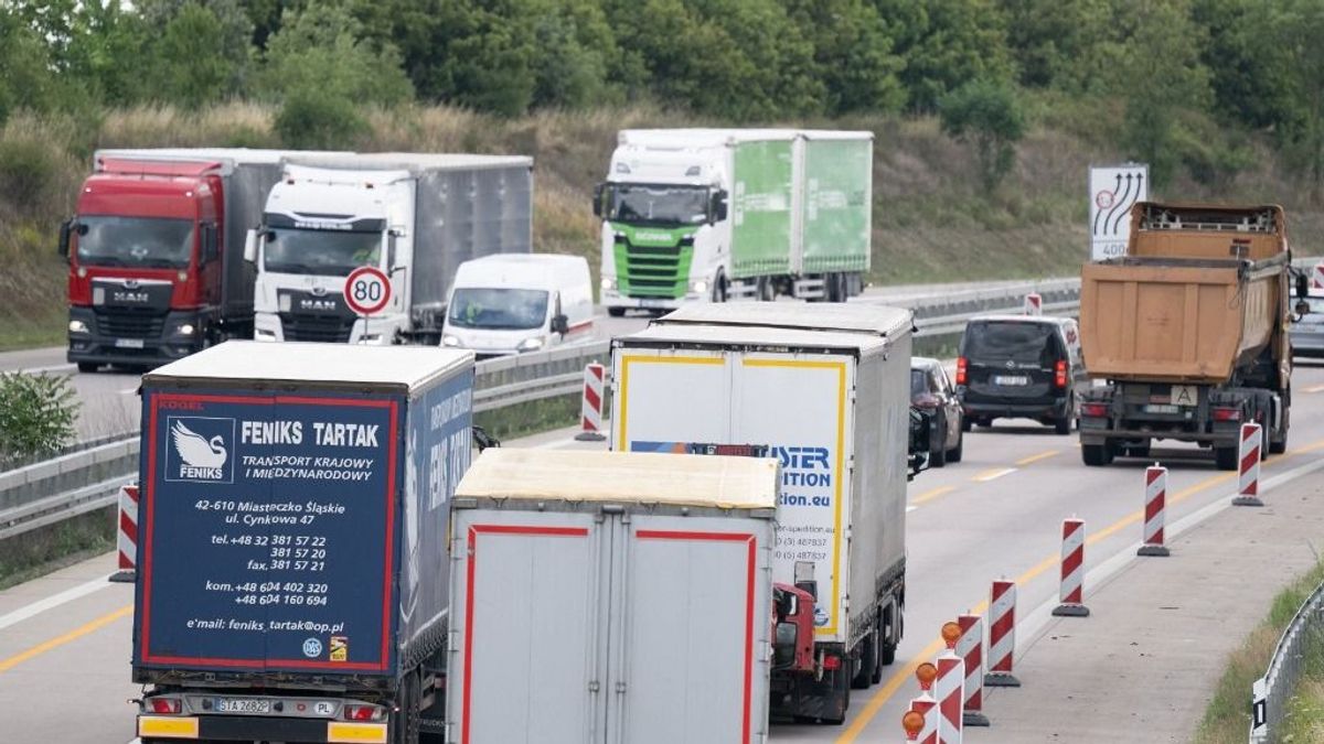 Elkezdődött, brutális útdíjemelést vezettek be: kiirtja a dízeles kamionokat az első európai főváros, mindenkit rákényszerít az elektromosra - kiakadtak a fuvarozók 