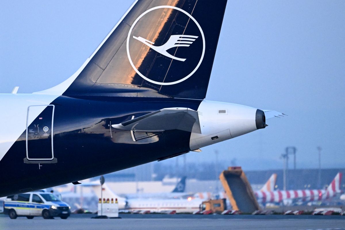 Jön az ingyenes internet a magyarok egyik kedvenc légitársaságánál: háborús technikát használnak, úgy hasít majd, hogy mindenki streamel majd