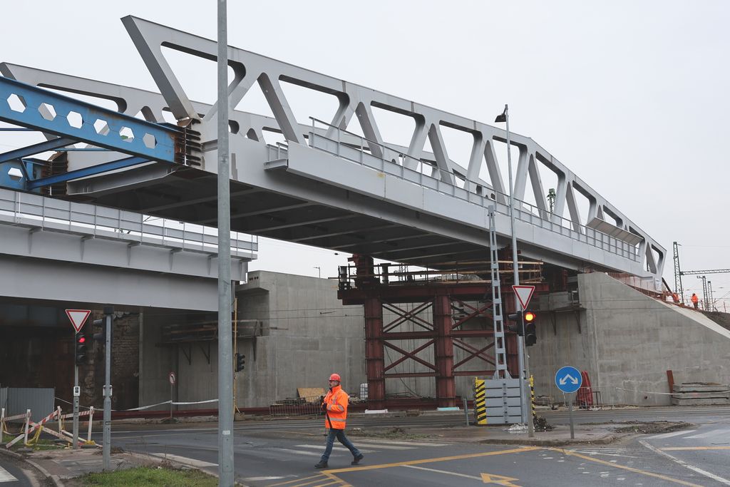 2026. január 28. Gubacsi úti vasúti hídbetolás sajtótájékoztató. Az eseményen bemutatjuk a Budapest-Kelenföld és Ferencváros közötti vasútvonalszakasz kapacitásbővítésének építési munkáit, amelyek a Déli Körvasút II. üteméhez kapcsolódnak, valamint a Guba