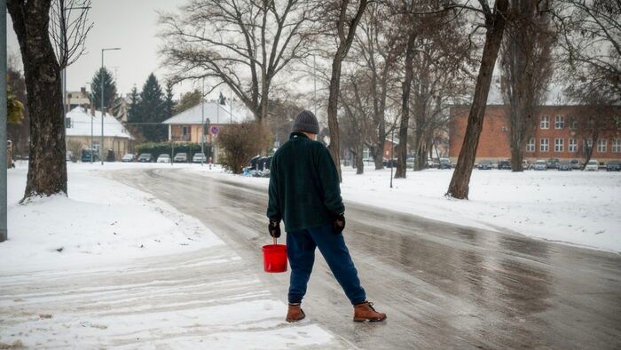 Leállt a Liszt Ferenc Nemzetközi Repülőtér, készültségben az ország az ónos eső miatt