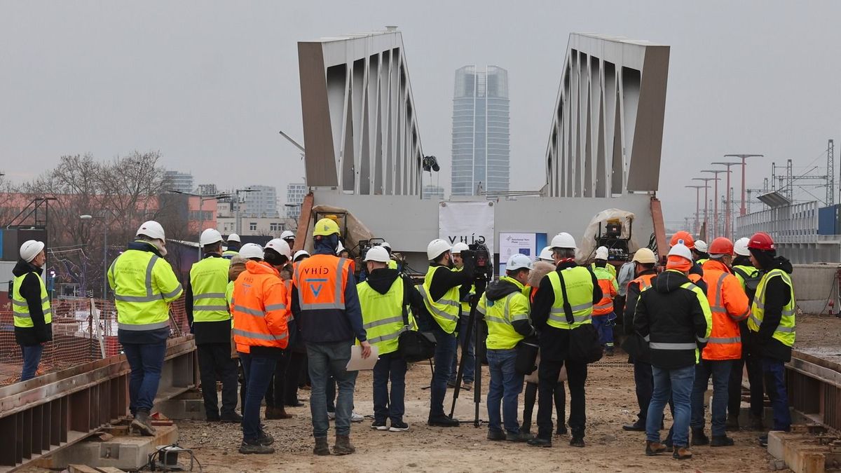 Képeken a Déli Körvasút újabb fejlesztése: újabb hidat toltak be a Gubacsi útnál 