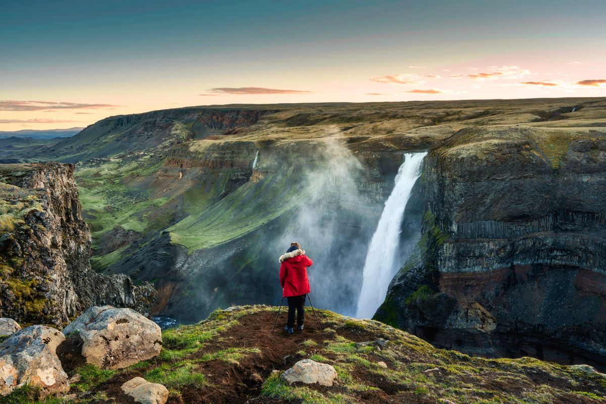 Majestic,Haifoss,Waterfall,Flowing,In,Volcanic,Canyon,And,Traveler,Taking Izland vízesés turizmus stranger things