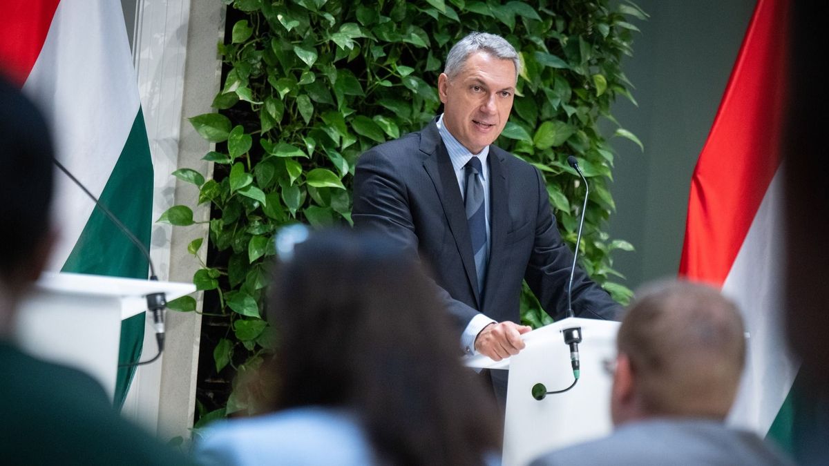 Nagy bejelentésre készülhet Lázár János a közlekedésinfón – kövesse élő tudósításunk 