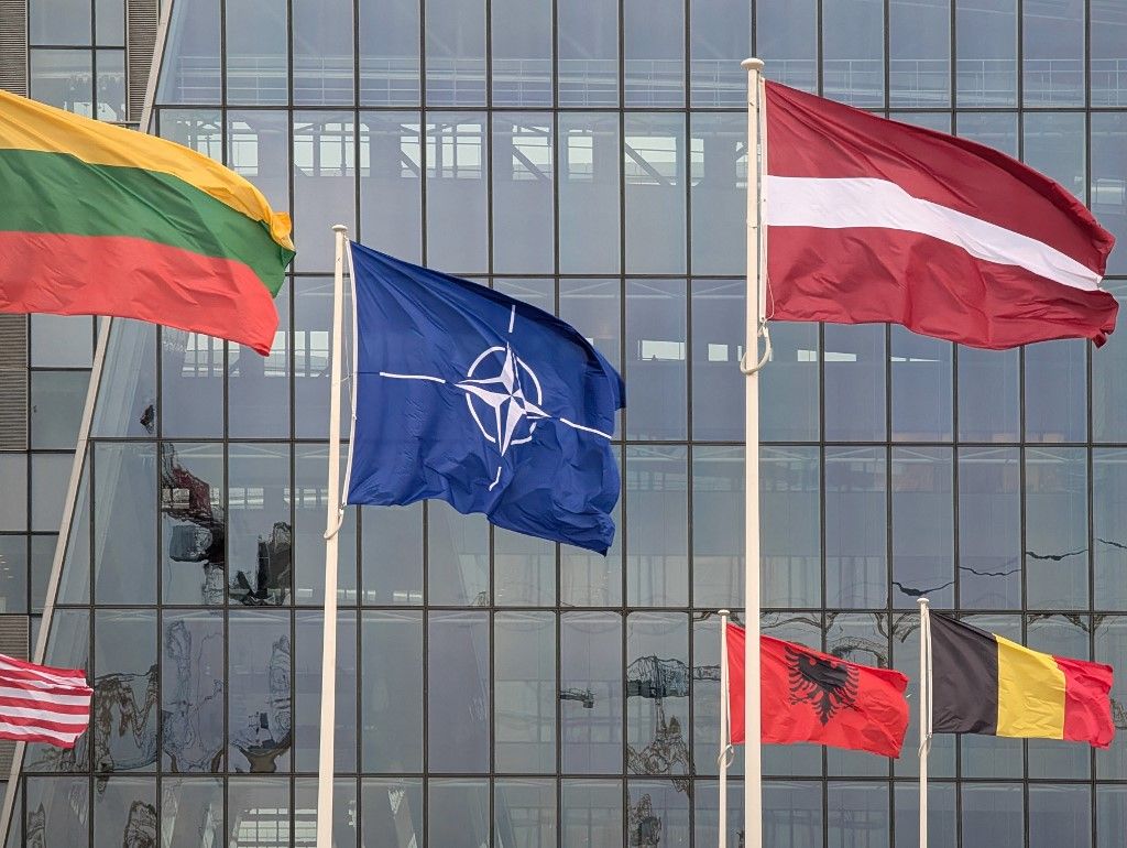 NATO Member States Flags In Brussels Headquarters NATO: az Egyesült Államok 200 NATO-pozíciót szüntet meg