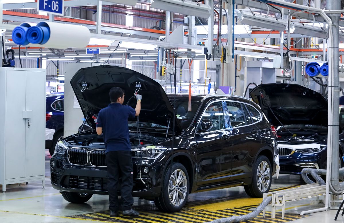 Még nem omlott össze a BMW, de vészjósló repedések jelentek meg a felszín alatt: Merzék politikája veszélyezteti a márka fennmaradását – meglepő, mi mentheti meg a céget