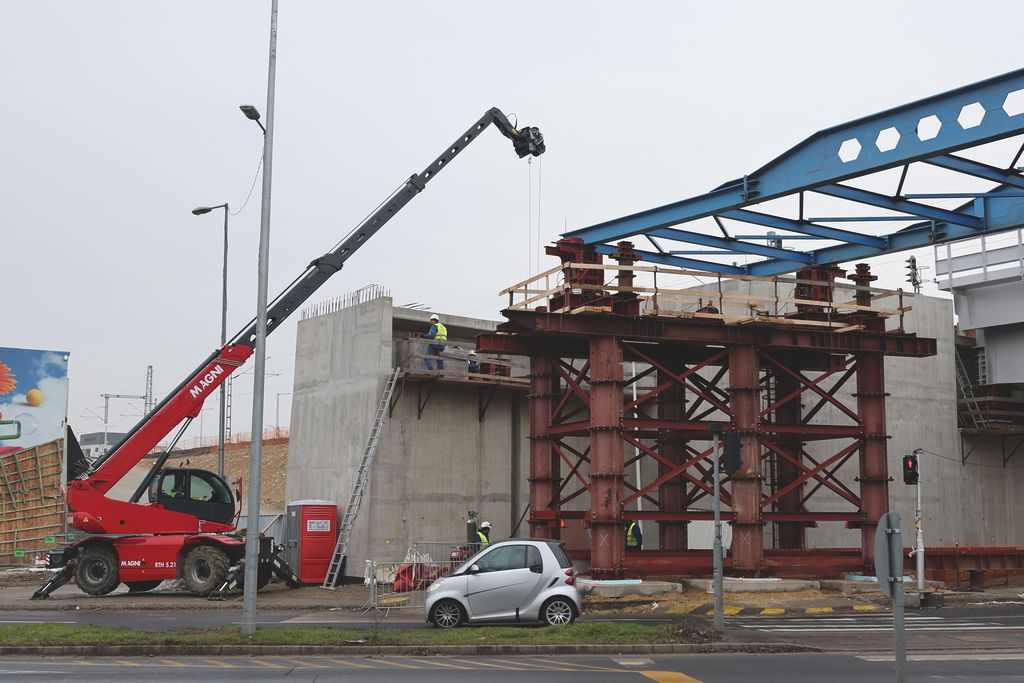 2026. január 28. Gubacsi úti vasúti hídbetolás sajtótájékoztató. Az eseményen bemutatjuk a Budapest-Kelenföld és Ferencváros közötti vasútvonalszakasz kapacitásbővítésének építési munkáit, amelyek a Déli Körvasút II. üteméhez kapcsolódnak, valamint a Guba